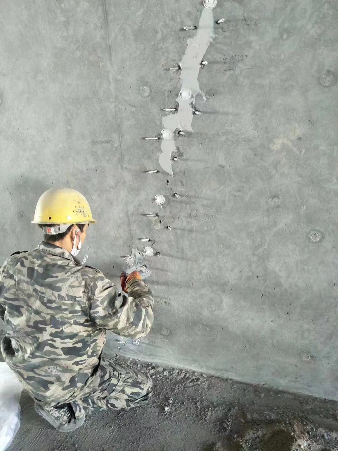 西陵混凝土楼板裂缝加固施工的方案