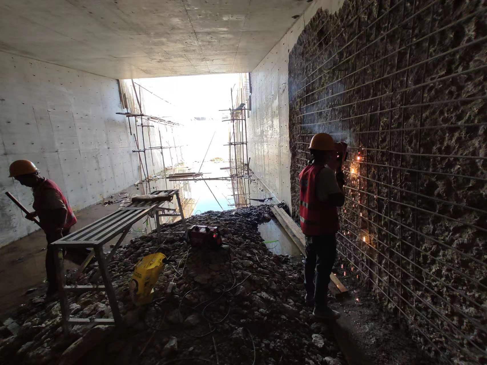 西陵挖断承重墙导致楼体开裂，加固施工方案出炉